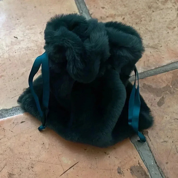 ❤️ NEW 2/$20 or 3/$25 Faux Fur Fuzzy Dark Emerald Green Gift Bag with Ribbon Tie - Picture 4 of 5